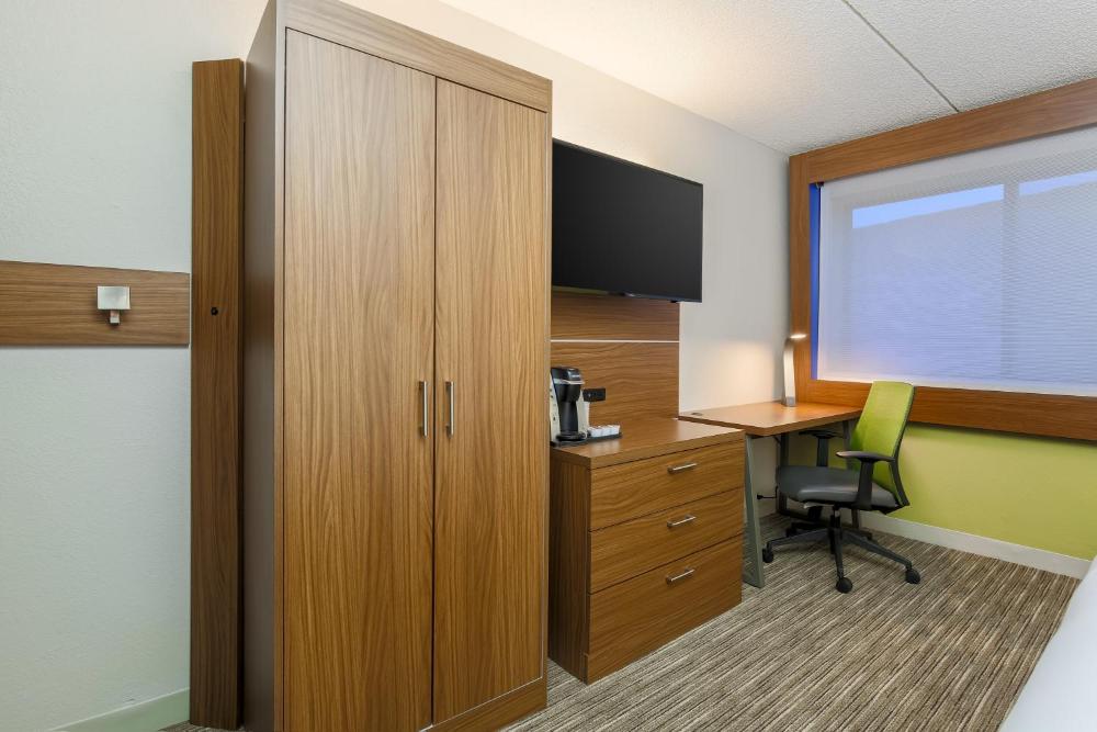 Queen Room - Disability Access Tub interior